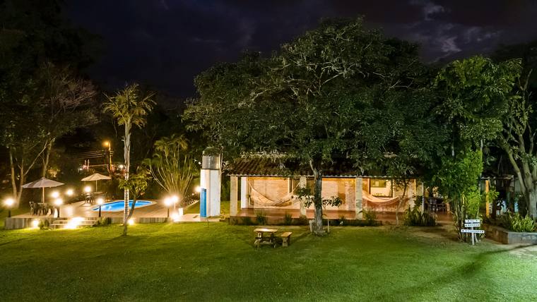 La piscina y el corredor de Santa Rita iluminados de noche